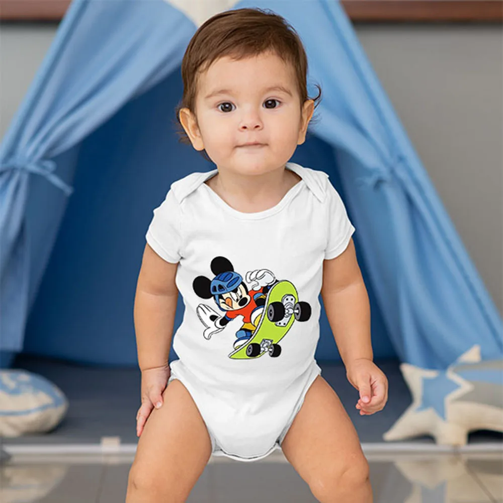 Yenidoğan Konfeksiyon Malzemeleri Yaz Disney Marka Mickey Kaykay Eğlenceli Baskı Beyaz bebek tulumu Unisex Çocuk Giyim Kısa Kollu Görüntü 0
