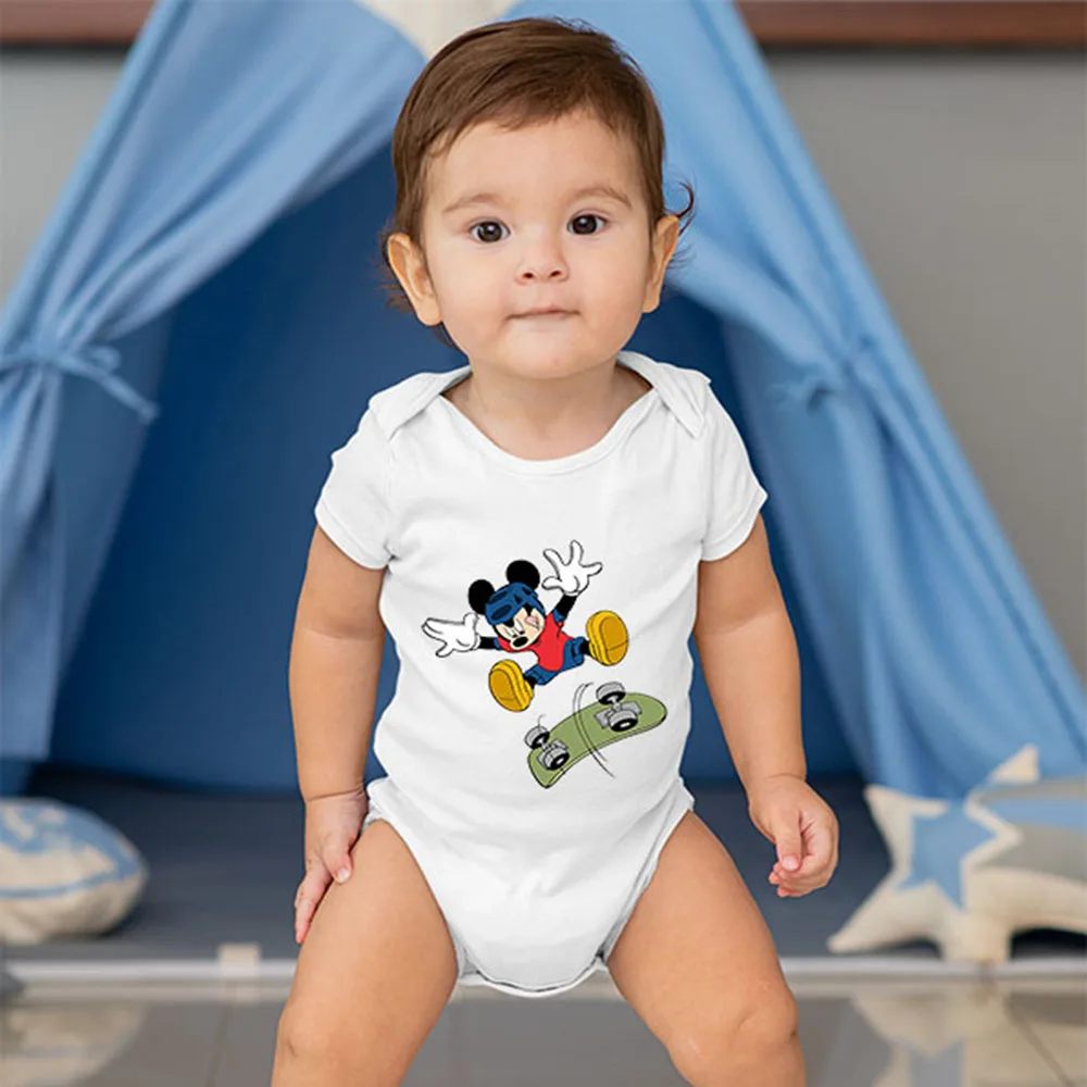 Yenidoğan Konfeksiyon Malzemeleri Yaz Disney Marka Mickey Kaykay Eğlenceli Baskı Beyaz bebek tulumu Unisex Çocuk Giyim Kısa Kollu Görüntü 1