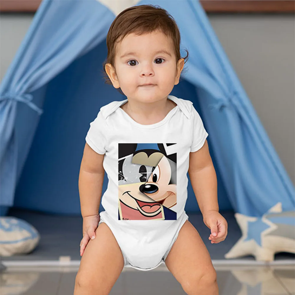 Yenidoğan Konfeksiyon Malzemeleri Yaz Disney Marka Mickey Kaykay Eğlenceli Baskı Beyaz bebek tulumu Unisex Çocuk Giyim Kısa Kollu Görüntü 2