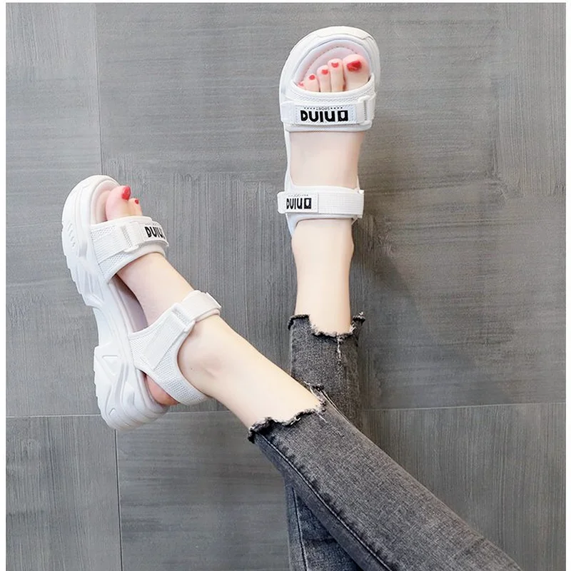 Yeni Kadın Spor Sandalet Ins Sıcak Satış Yaz Öğrenci Kadın Sandalet gündelik kadın ayakkabısı Tasarımcı Sandalet Kalın Düz Sandalet Görüntü 3