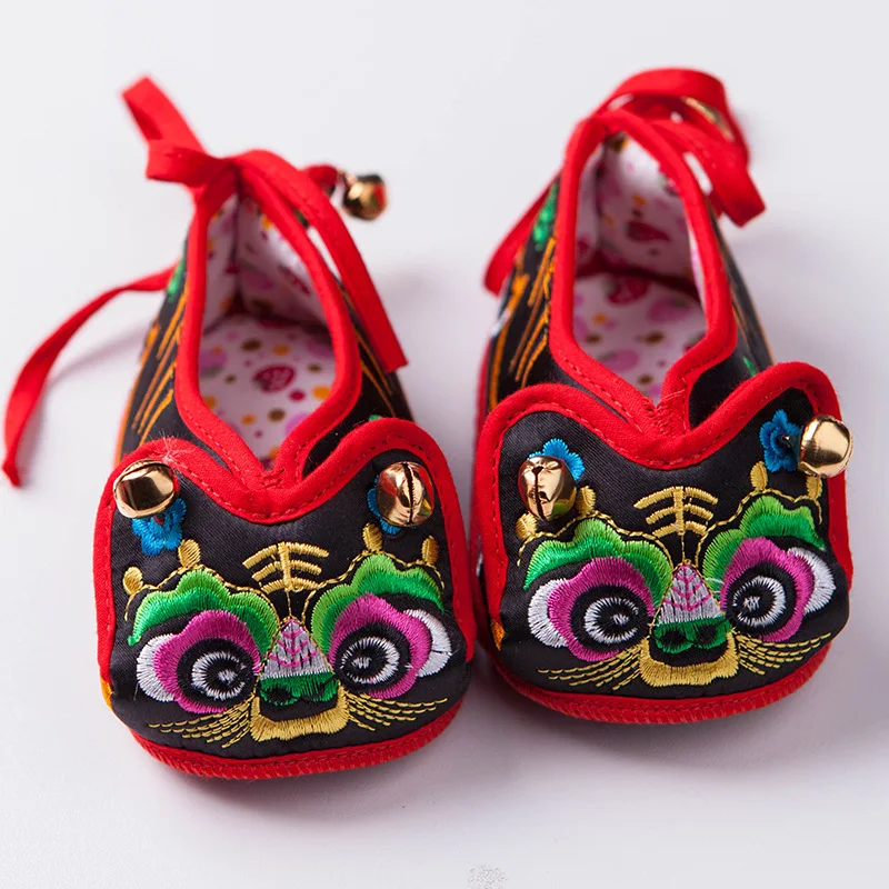 Çin Halk Nakış El Yapımı Yeni Bebek Kaplan Kafası Ayakkabı Melaleuca Alt Bez Ayakkabı Kırmızı Yenidoğan Bebe Ayakkabı Beşik Ayakkabı Hediye Görüntü 3