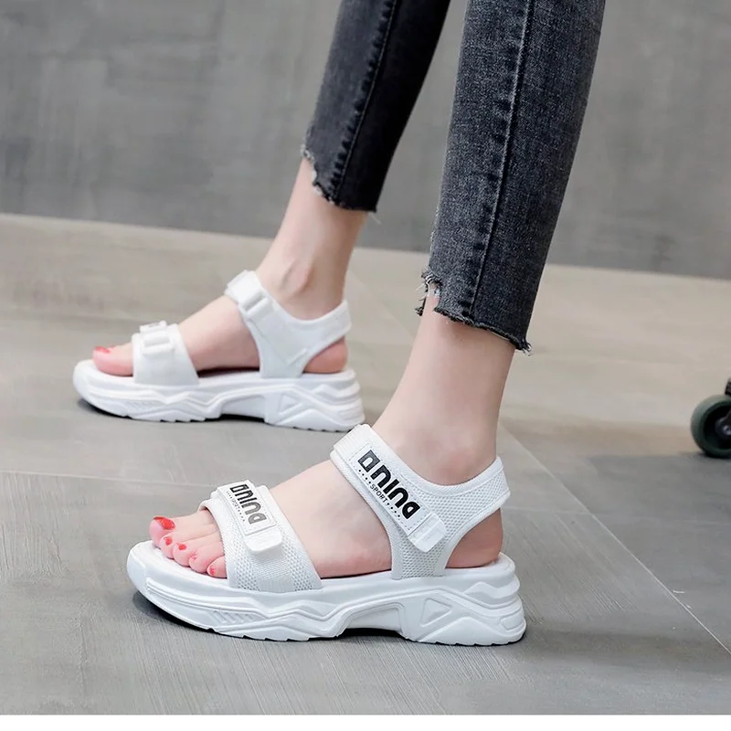 Yeni Kadın Spor Sandalet Ins Sıcak Satış Yaz Öğrenci Kadın Sandalet gündelik kadın ayakkabısı Tasarımcı Sandalet Kalın Düz Sandalet Görüntü 4