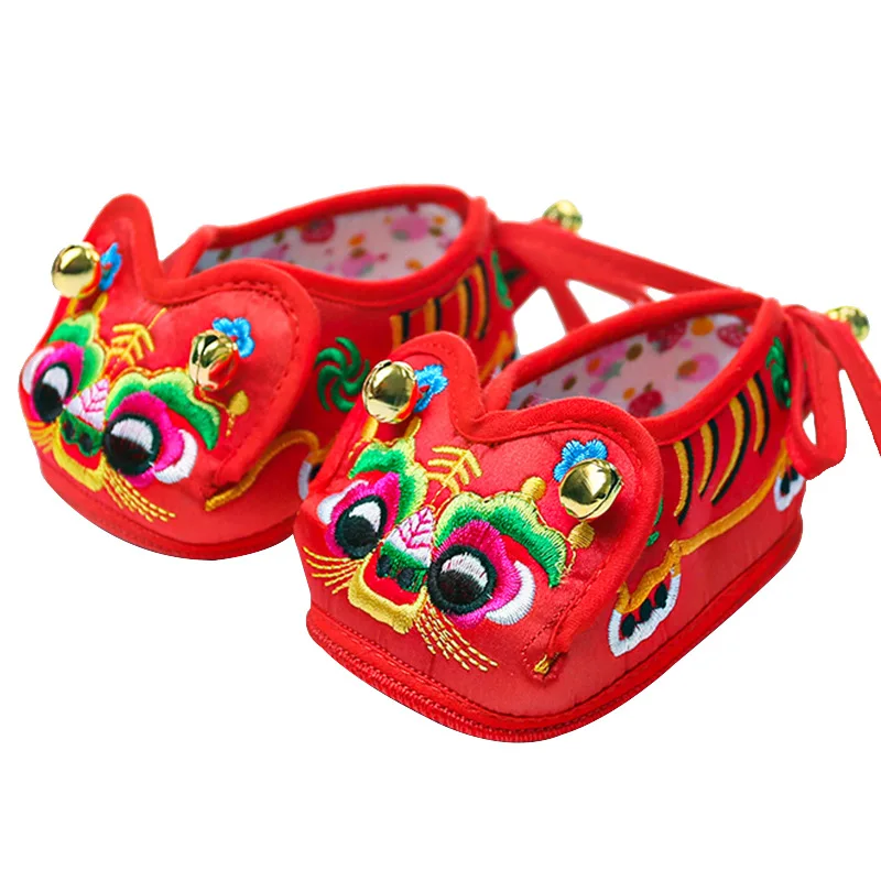 Çin Halk Nakış El Yapımı Yeni Bebek Kaplan Kafası Ayakkabı Melaleuca Alt Bez Ayakkabı Kırmızı Yenidoğan Bebe Ayakkabı Beşik Ayakkabı Hediye Görüntü 4